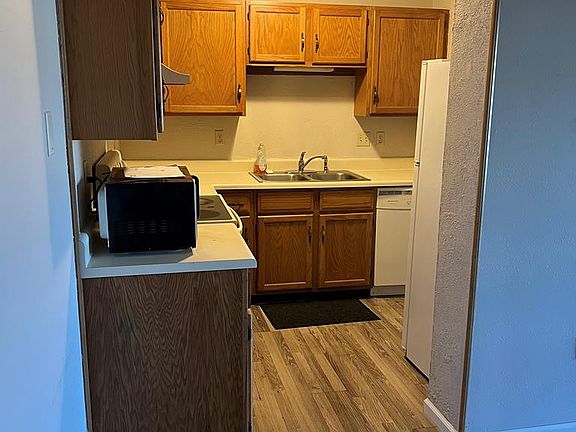 3rd image of 807 Woodwind Ct