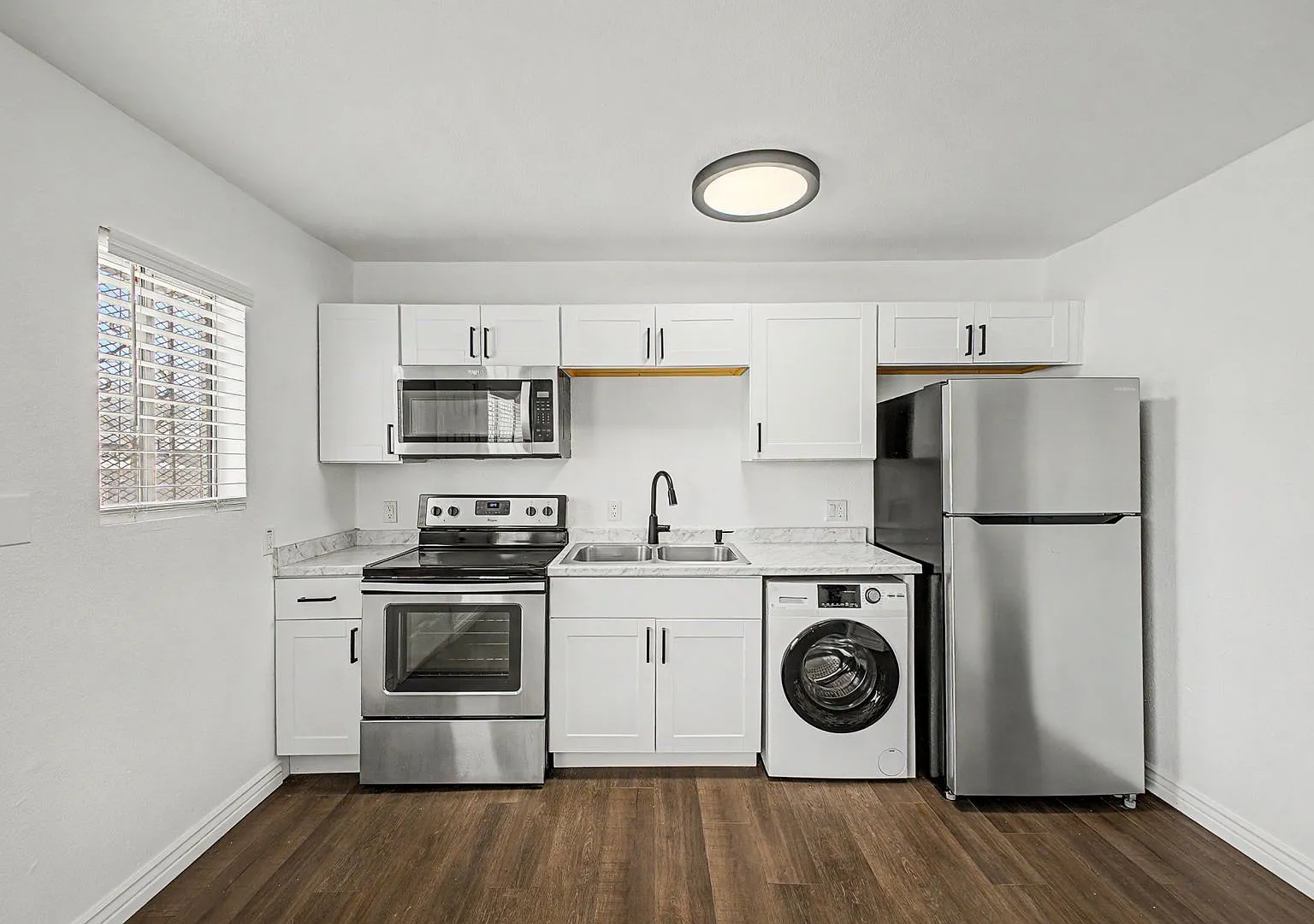 1 Bedroom Unit In Prime Phoenix Location / Move In Special - Two Weeks Free Rent — Photo 1