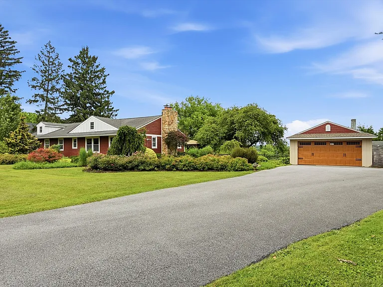 1058 Glen Hall Rd — Photo 3