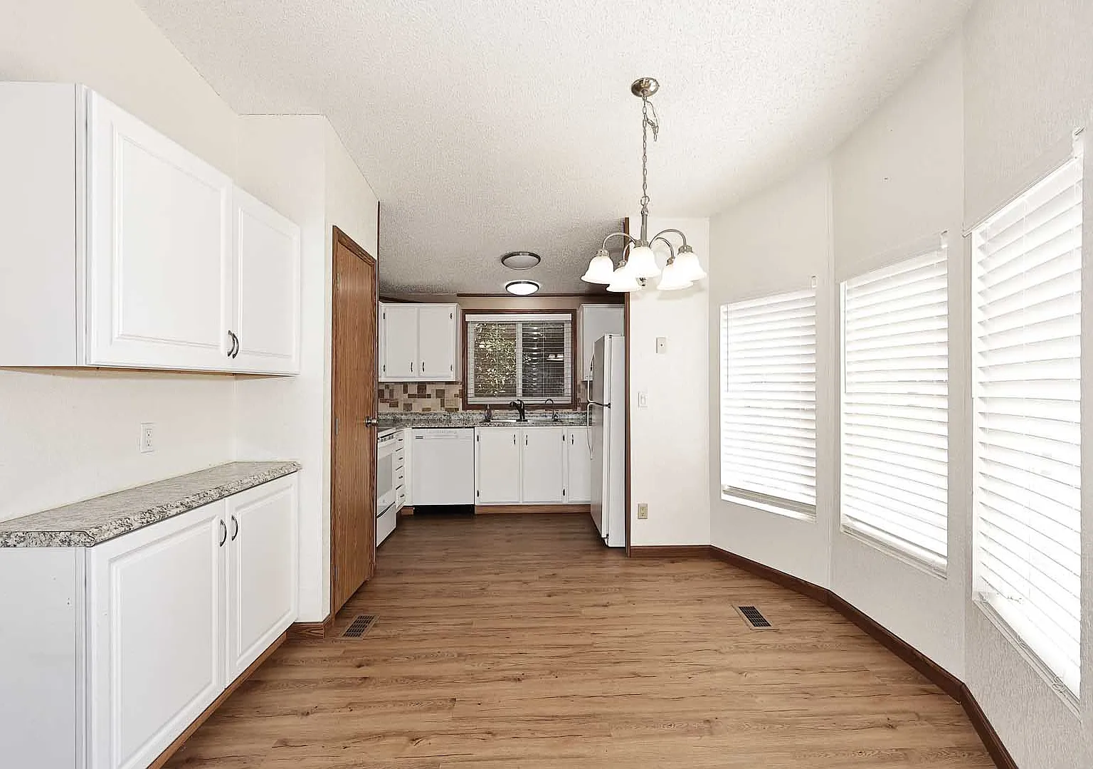 2 bed, 920 sqft, $1,600 — Photo 2