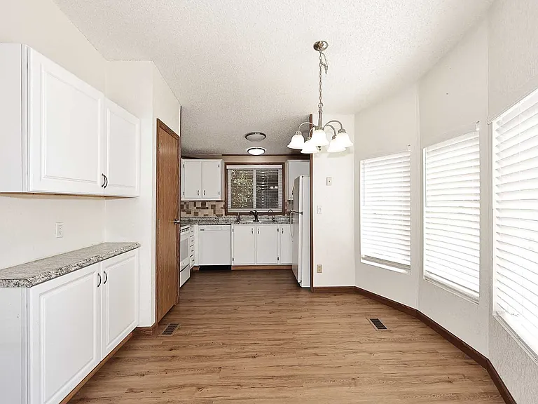 6249 S Pinehurst Dr — Photo 2