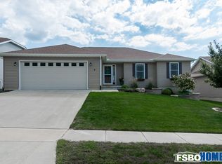 8 Oakley Dr, Le Claire, IA 52753