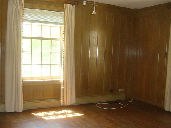4th image of 1304 Crenshaw Ct