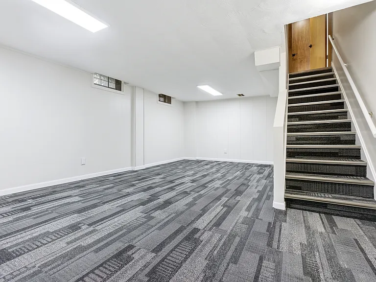 2056 Laurel Hill Dr — Photo 30