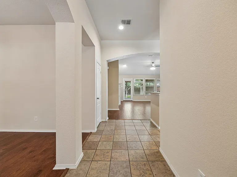 1552 Sleepy Hollow Dr — Photo 5
