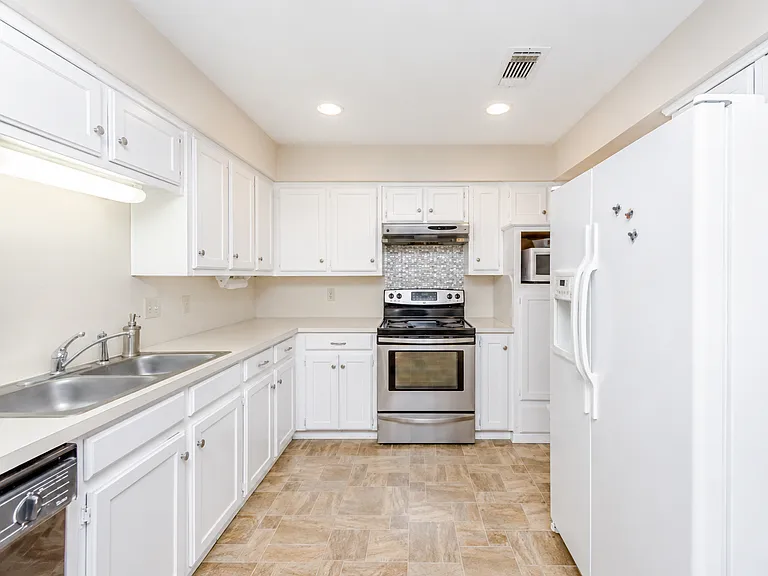 2217 Parkside Dr — Photo 8