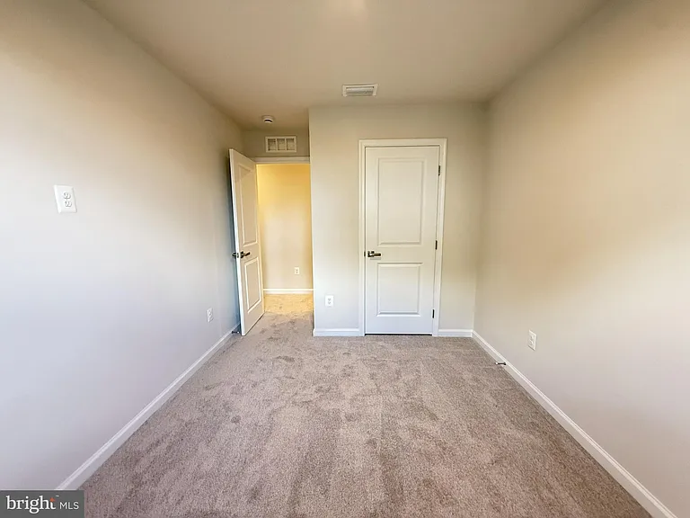 647 Laurelwood Cir — Photo 15