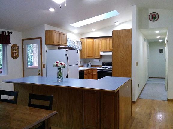 5th image of 738 218th Ave NE