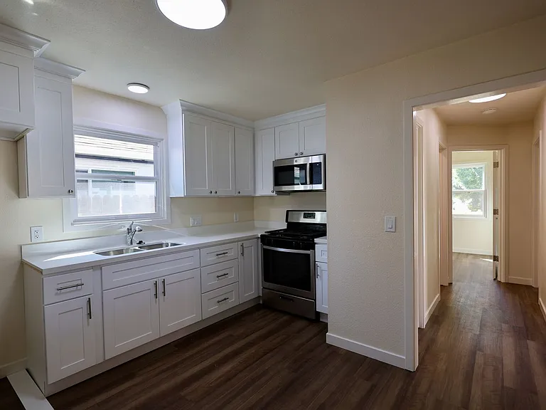 409 Russell St — Photo 5