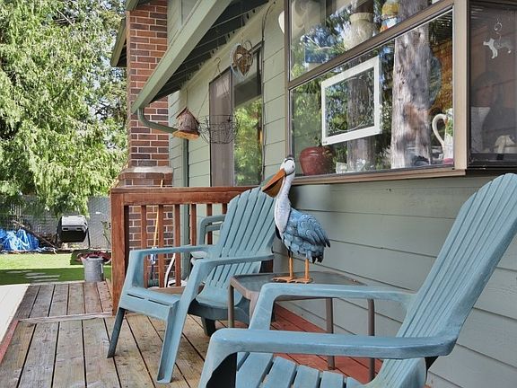 Suntanning deck chairs