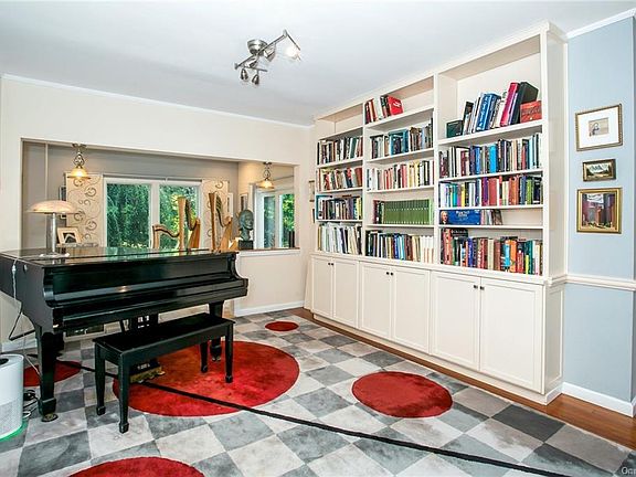 5th image of 126 Rosehill Ave