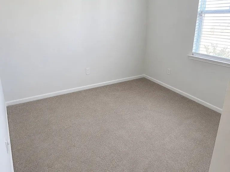 110 Cloverleaf St — Photo 2