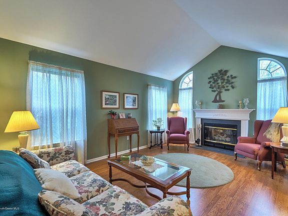 5th image of 2366 Woodbine Ln