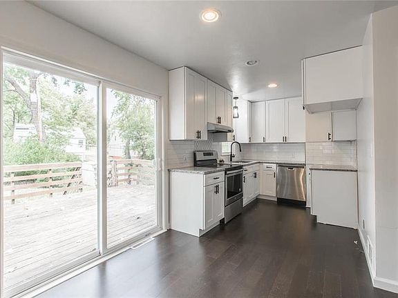 3rd image of 108 E Pocahontas Ln