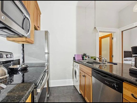 3rd image of 1636 Amelia St #D