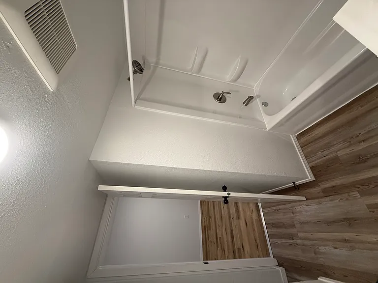 323 Seward Ave — Photo 10