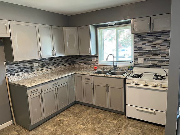 5th image of 15442 Dorchester Ave