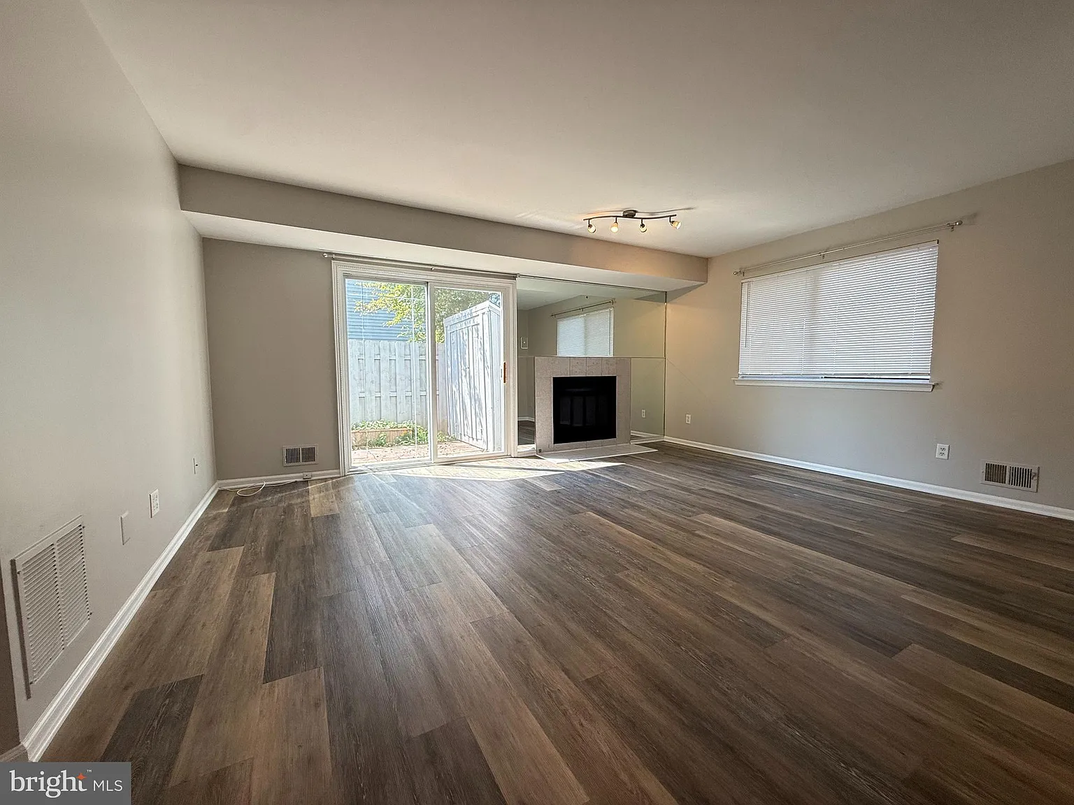 2 bed, 1.5 bath, 1420 sqft, $2,550 — Photo 2