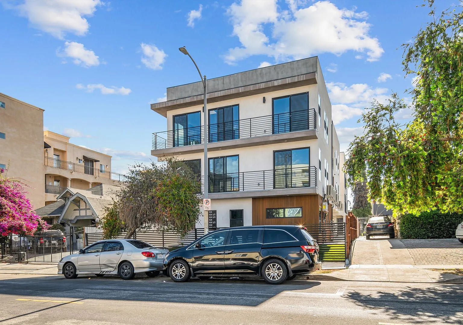 926 S Harvard Blvd — Photo 1