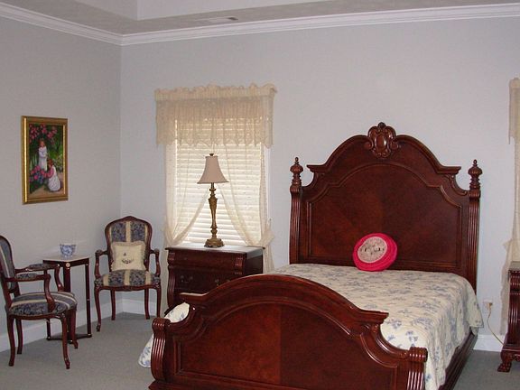 Large master w/sitting area