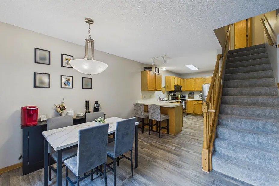 2 bed, 1200 sqft, $2,100 — Photo 3