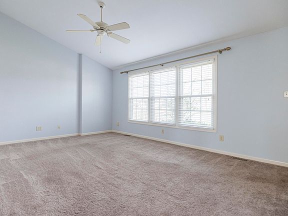 5th image of 205 Columbia Ln E