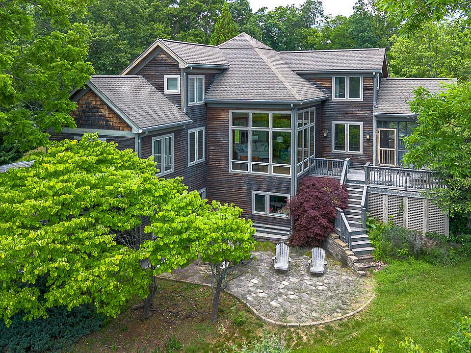 1st image of 215 E Ridge Dr