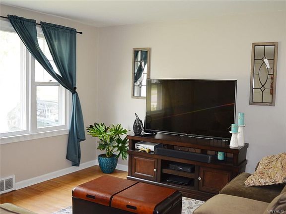 3rd image of 195 Pickford Ave
