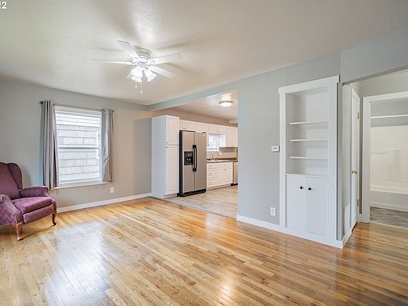 Living Room/Entrance