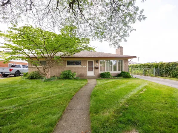 6975 Dover St, Garden City, MI 48135