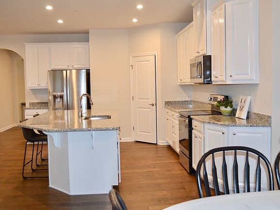 4th image of 3030 Oglethorpe Dr