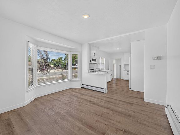 5th image of 220 E Greenwood Ave