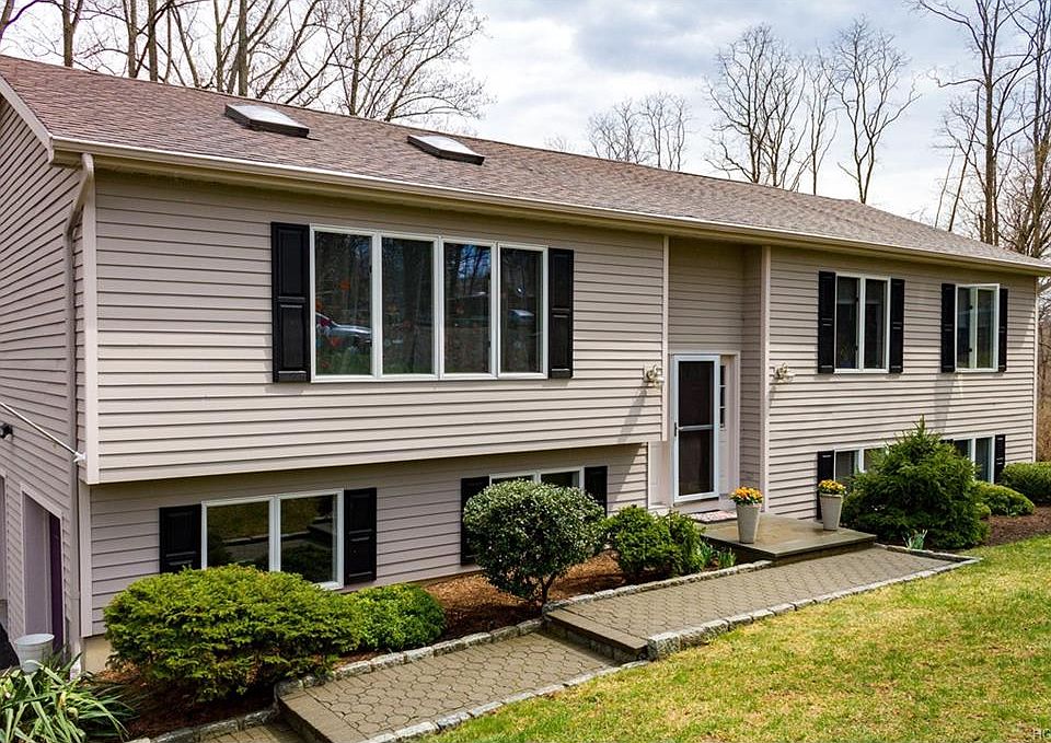 1st image of 1 Shady Brook Ln