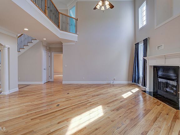 15th image of 405 Heather View Dr