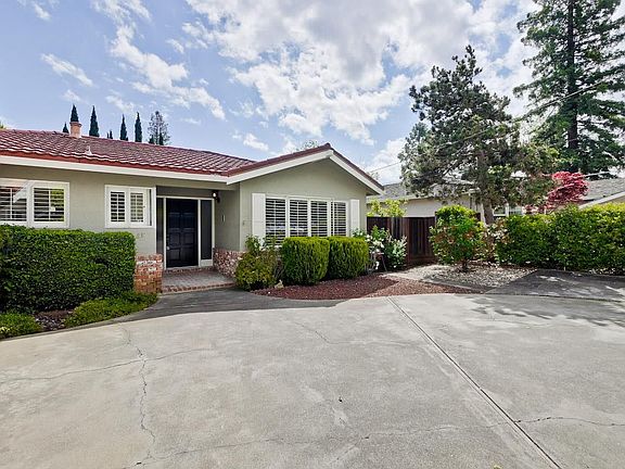 2nd image of 831 Los Altos Ave