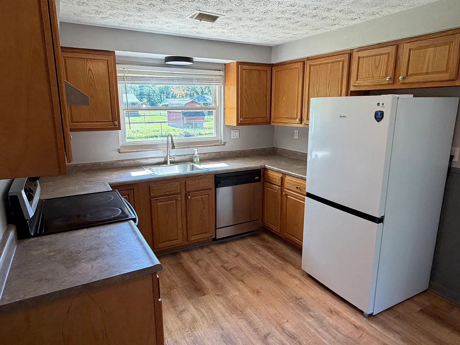 3 bed, 1326 sqft, $2,400 — Photo 4