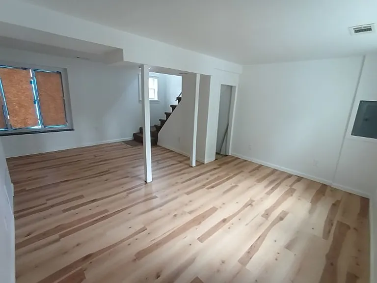 2044 Garrick Ave — Photo 10