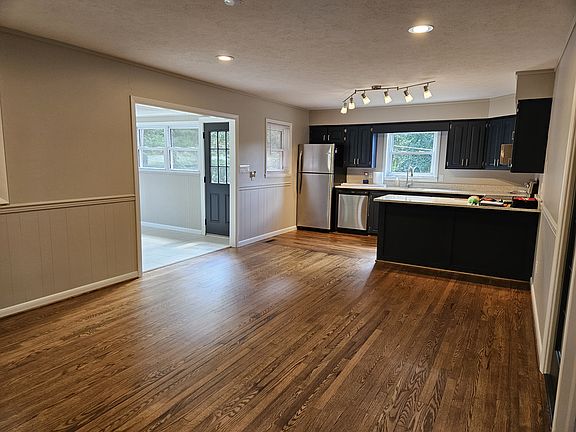 5th image of 79 Oak St