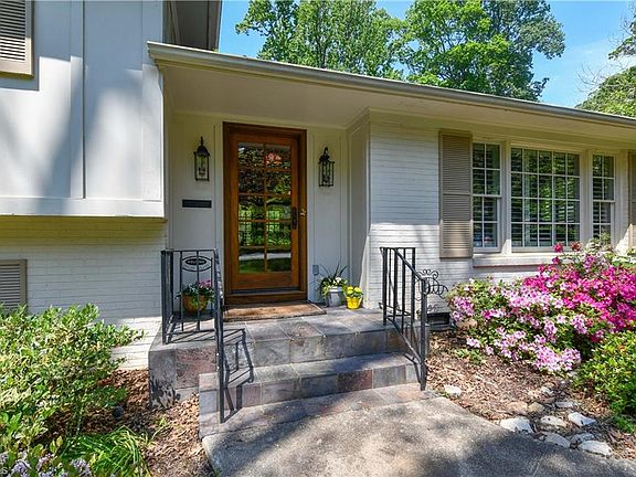 3rd image of 2703 Courtney Ln
