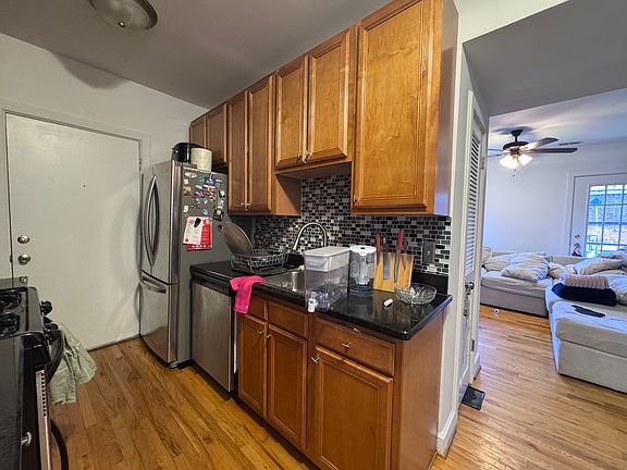 3rd image of 927 W Sunnyside Ave APT 3S