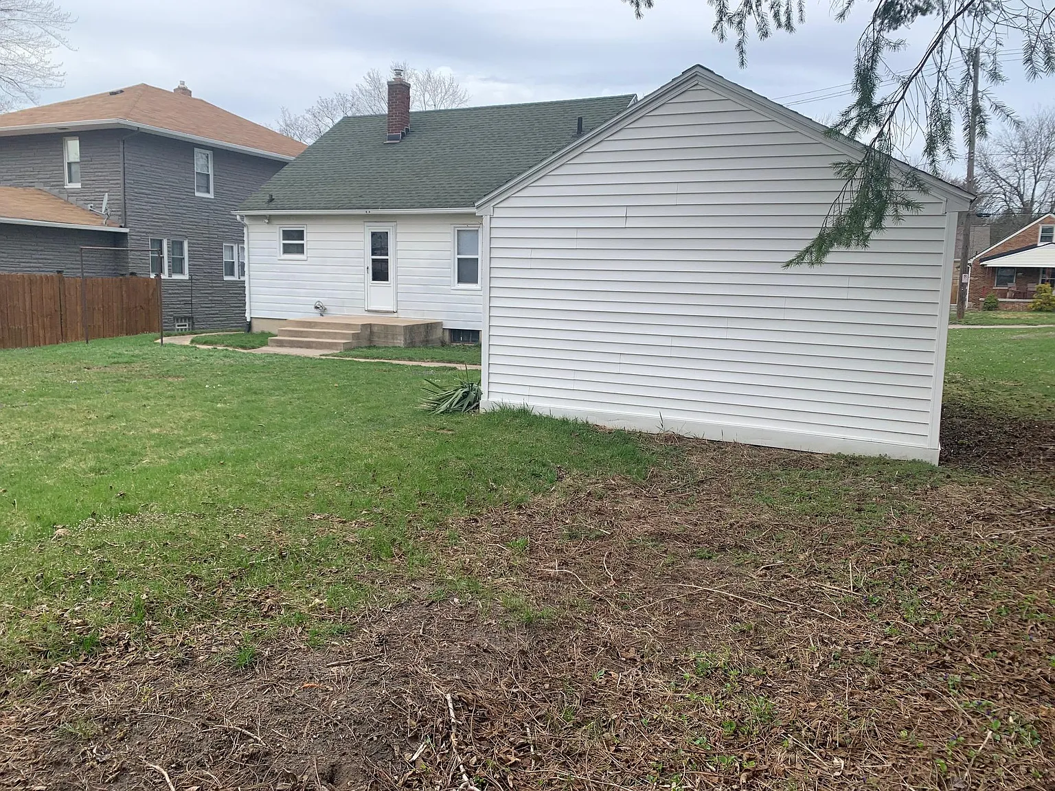 3 bed, 1050 sqft, $2,100 — Photo 3
