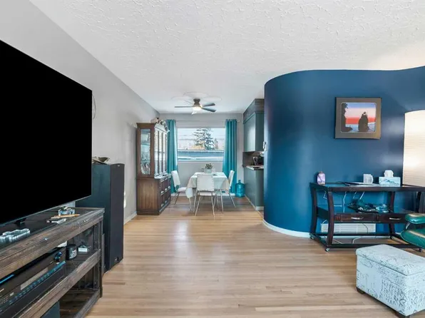 126 S Springwood Dr SW, Calgary, AB T2W 0K5