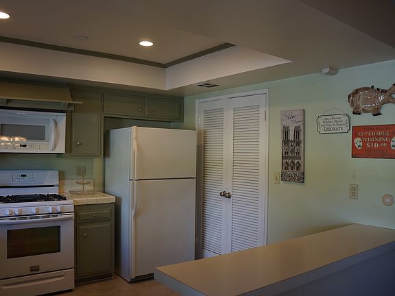 5th image of 2476 E Mountain St