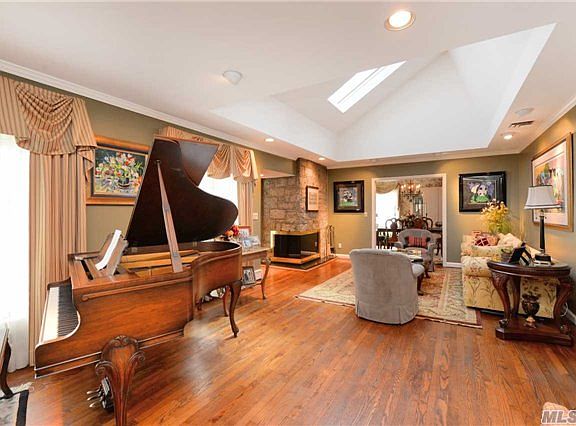 5th image of 286 Willard Dr