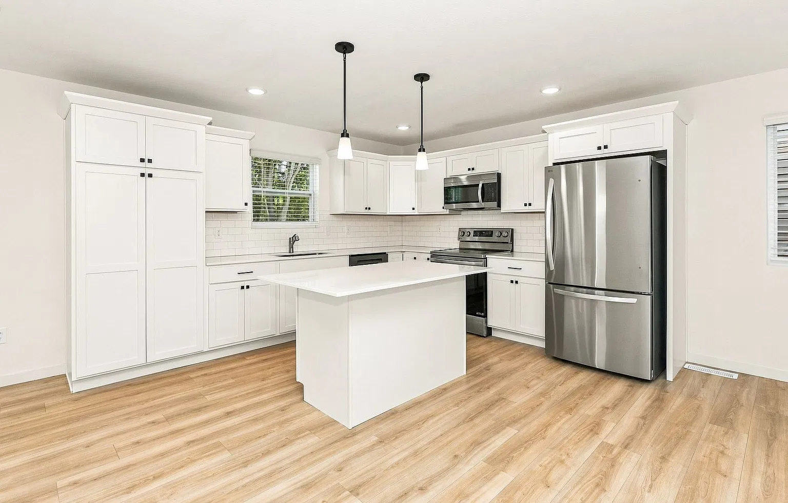 1 Month FREE Rent! Applied to Your First Full Month. Terms & Conditions Apply. — Photo 2