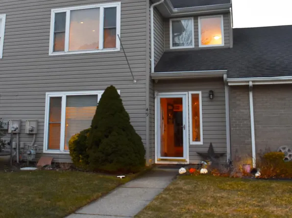 49 Crescent Cir, Holbrook, NY 11741