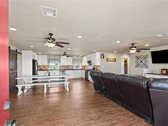 4th image of 3949 County Road 4000