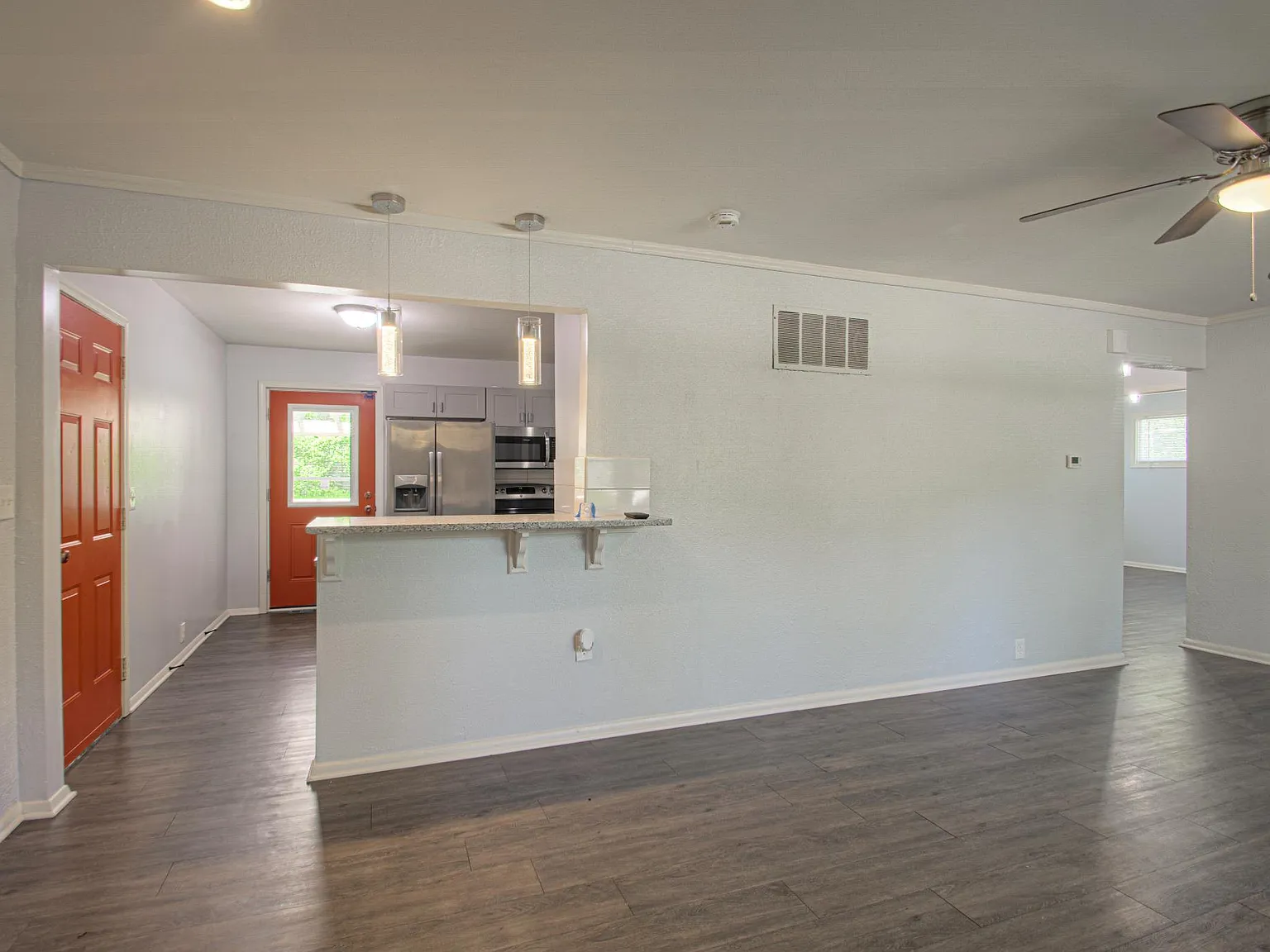 3 bed, 840 sqft, $1,600 — Photo 3