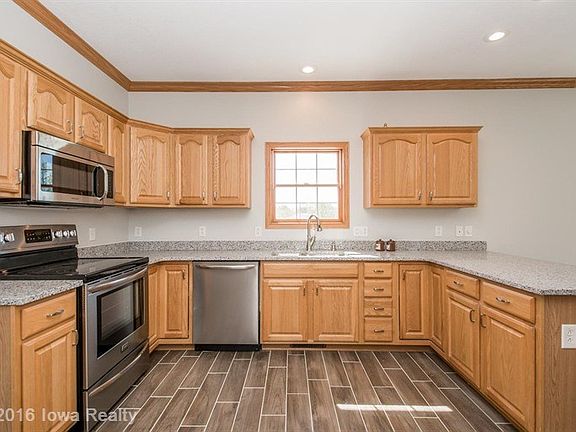 4th image of 1103 E Jackson Pl