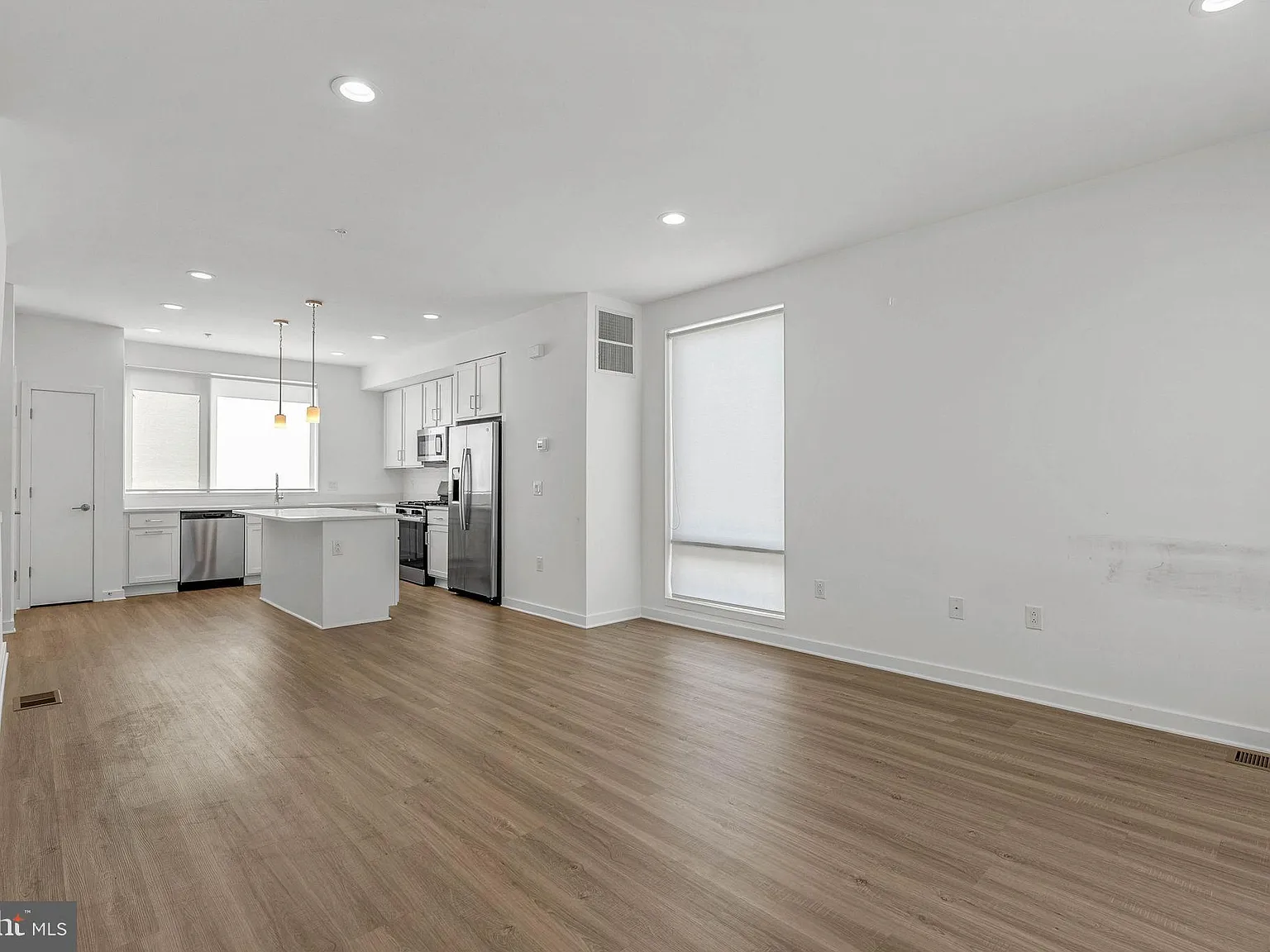 3 bed, 3.5 bath, 1500 sqft, $3,300 — Photo 2